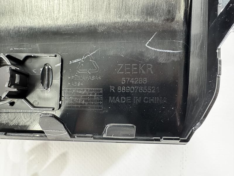 Накладка переднего бампера правая ZEEKR 009