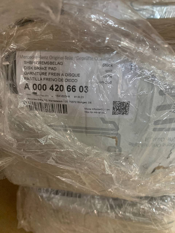 Колодки тормозные передние MERCEDES-BENZ a0004206603